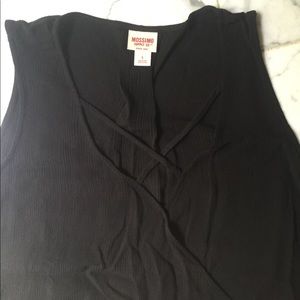 black sleeveless shirt